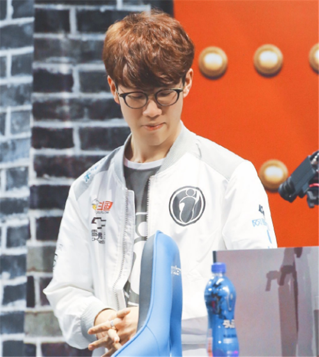 Invictus Gaming shares player Q&A video; Meiko ： 今年最大的遗憾是世界冠军赛的四分之一决赛